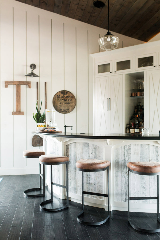Weathered wood white wood wall decor keeps this wet bar looking fresh and fun.