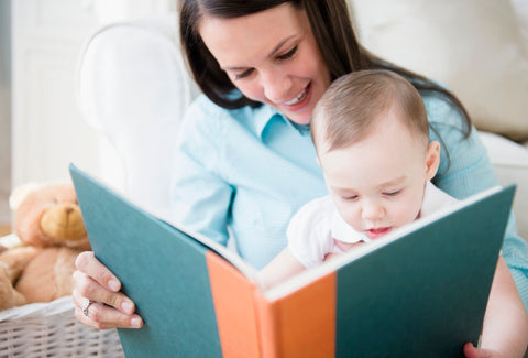 libri per bambini, bambino che legge con la mamma - Apple Pie
