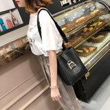 綠色彷皮獨特金屬扣帶子母包