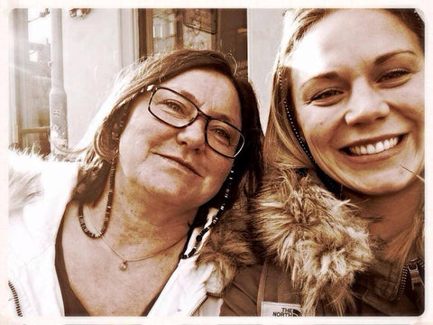 Nanna og Maren med sine brillesnorer på tur i Trondheim