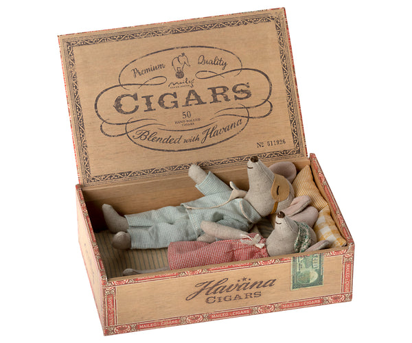 NEW Mum & Dad Mice in Cigar Box