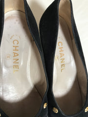 Vintage CHANEL black suede leather pumps shoes with golden CC mark motifs. EU35.5 US4.5-5.5