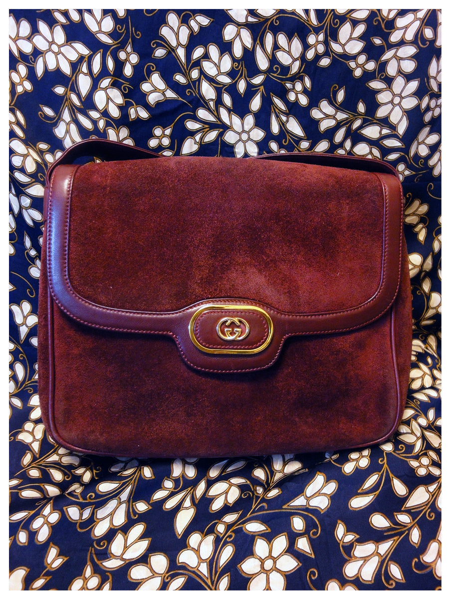 SOLD OUT: Vintage Gucci wine suede leather shoulder purse with golden logo charm and riri zipper. Very rare vintage piece from Gucci. Must have.