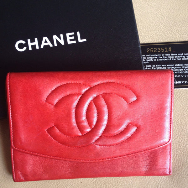 Udvej køber jogger Vintage CHANEL classic leather wallet purse, card case in red color wi –  eNdApPi ***where you can find your favorite designer  vintages.....authentic, affordable, and lovable....