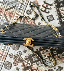 Vintage CHANEL black lambskin golden chain shoulder bag with golden CC kiss lock closure. Rare medium clutch type 2.55 but classic purse.