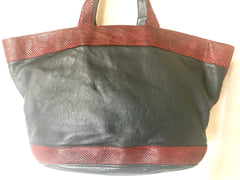 80's. Vintage FENDI black leather shopper, large tote bag with genuine wine red snakeskin trimmings and handles. Perfect for trip.