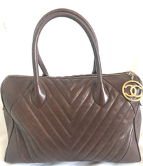 Vintage CHANEL brown caviarskin v stitch, chevron style bag, Speedy bag with golden CC charm. Classic purse for daily use.