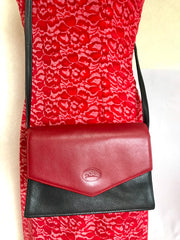 Vintage Longchamp shoulder bag with 3 changeable flaps in black, green, and red. For unisex use, daily bag.