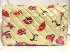 Vintage CHANEL cream vinyl coated canvas 2.55 jumbo chain shoulder bag with CC mark and lip illustration print. Rare masterpiece.