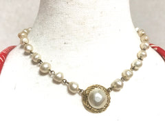 L20190918 Vintage CHANEL faux baroque pearl necklace with round pendant top and golden CC mark motif. Classic design jewelry from old era.
