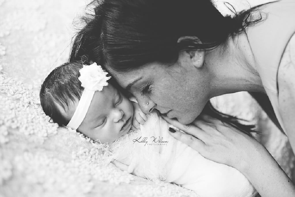 newborn photography pictures mom snuggling with baby