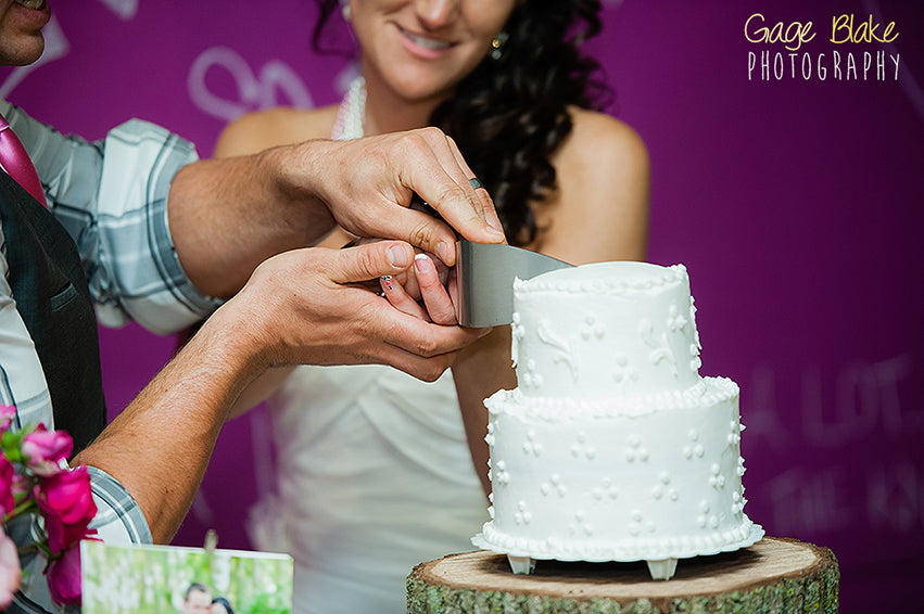 photographing cutting of the wedding cake