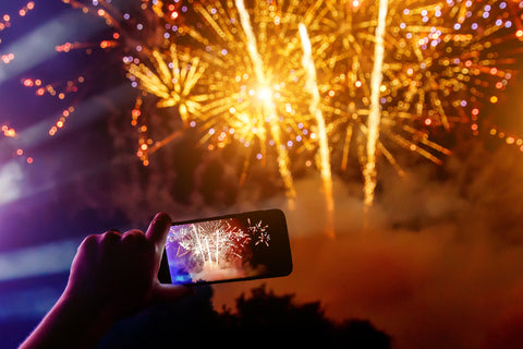 Taking a photo of fireworks on a mobile phone