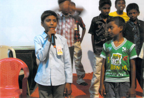 Niños alabando al Señor en la iglesia.