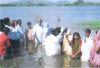 El Rev. Benjamin bautizando a nuevos creyentes.