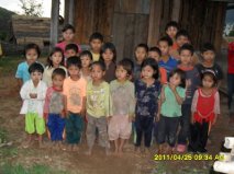 Niños de una aldea que nuestro misionero visito en birmania.
