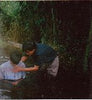 Nuestro misionero Joseph Nan bautizando en Birmania