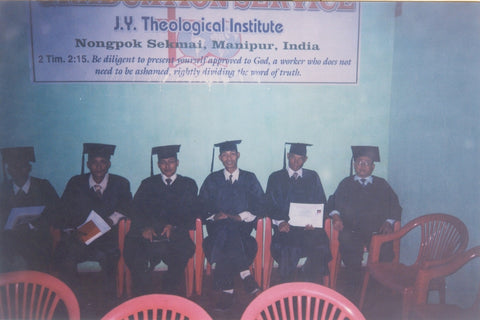Ceremonia de graduacion de los estudiantes del Instituto Teologico J.Y. en India.