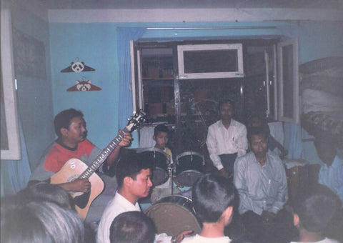 El Rev.S.Paul Ibobi participando de un culto en el norte de la India