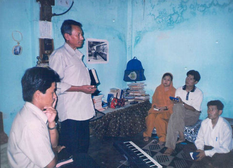 El Rev.S.Paul Ibobi predica la Palabra en el norte de la India