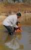 Otro de nuestros misioneros bajo el liderazgo del Rev. Paul Ibobi bautizando en la India.
