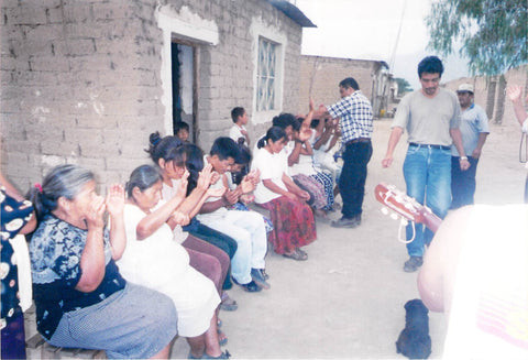 Pr. Nue orando por personas en un culto.