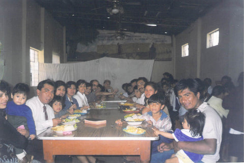 Hermanos comiendo en una reunion del Pr. Nue.