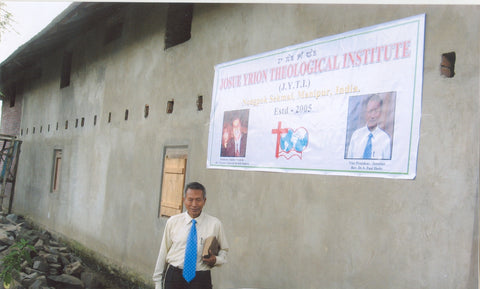 Rev.Dr.S.Paul Ibobi, director, junto al edificio del instituto.