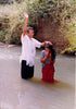 Rev. Paul Ibobi bautizando a una nueva hermana en Cristo.