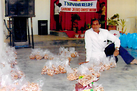 El ministerio del Rev. Benjamin repartiendo comida despues del Tsunami del 2007