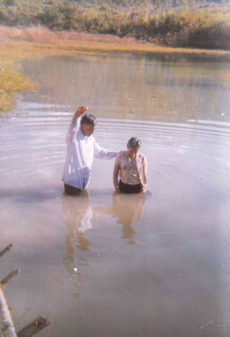 Uno de nuestros misioneros abjo el liderazgo de Paul Ibobi oficializando un bautismo en la India