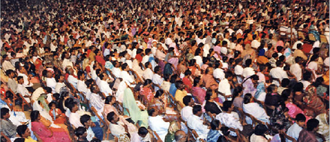 Multitudes en una campaña del Rev. Benjamin - India
