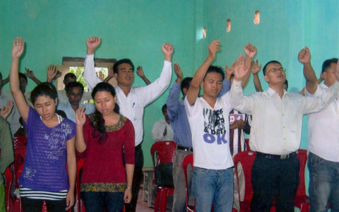 Estudiantes alabando al Señor durante las clases.