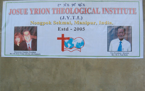 Letrero en la pared del edificio del Instituto teologico J.Y. en India.