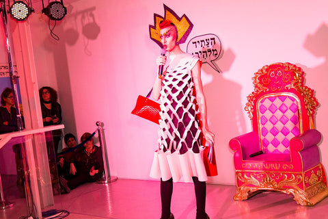 נונה שאלאנט מנחה את ערב תצוגת האופנה בבית העיר לובשת שמלה בעיצוב ליאת ברנדל, צילום: דין אהרוני (טיים אאוט תל-אביב)
