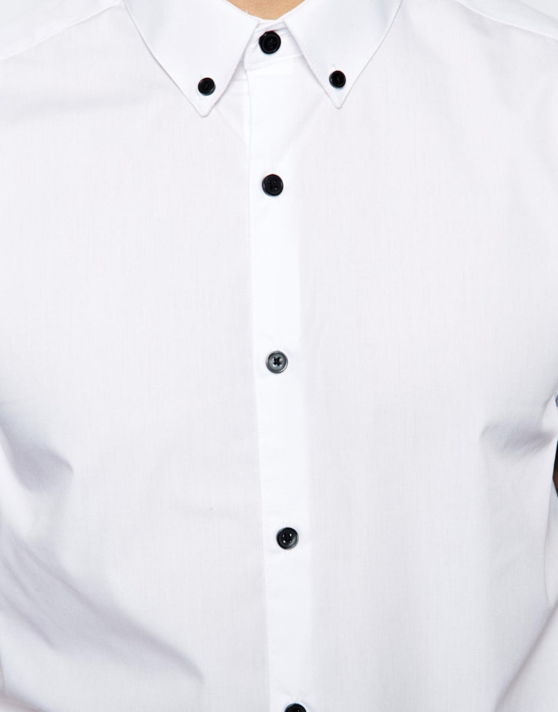 collar with buttons