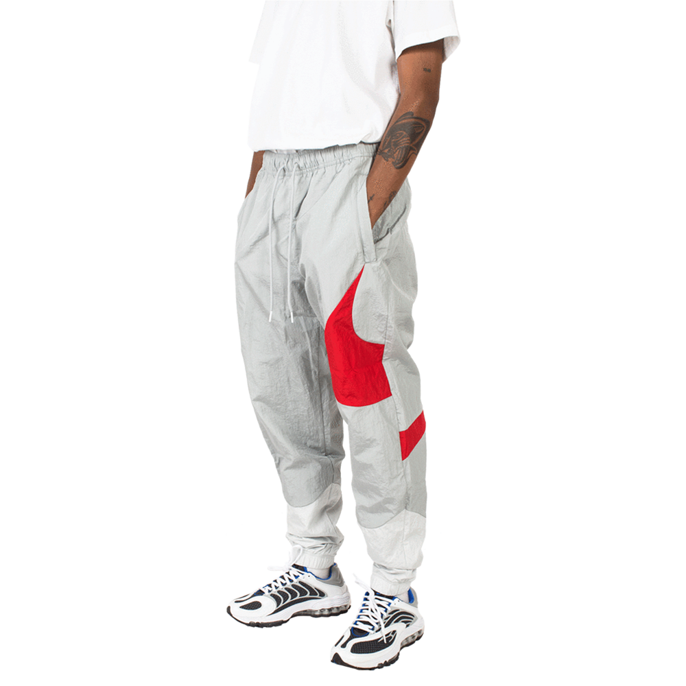 Pantalón Nike Sportswear Swoosh Woven Lined Gris Humo/Rojo DD59