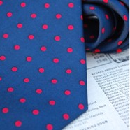 Cravate à pois rouges