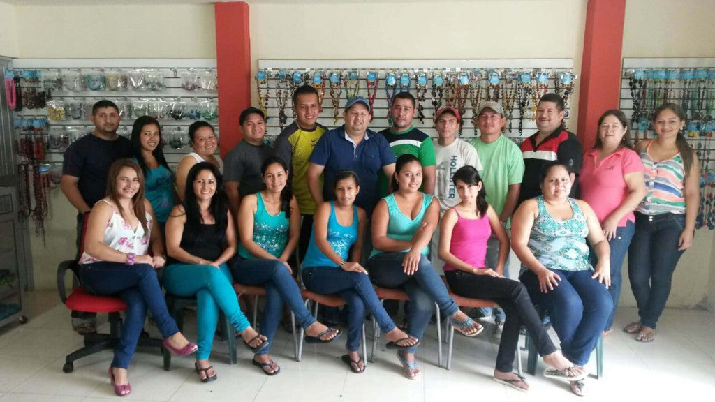 picture of the artisans in ecuador working with soraya