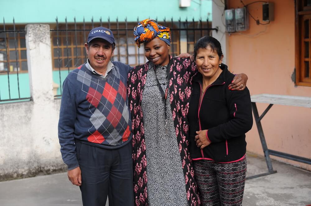 picture of pam with ecuadorian family