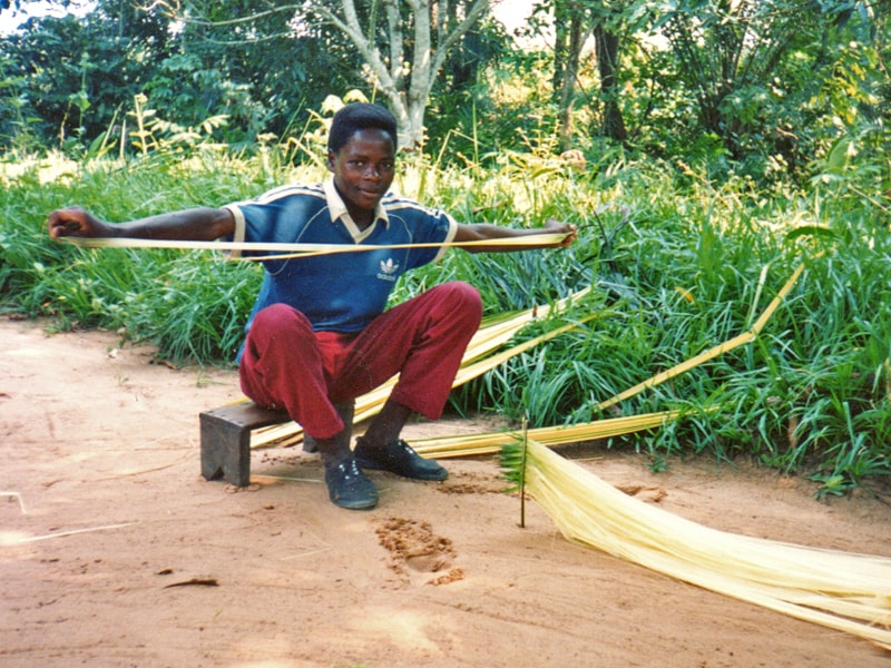 african artisan making raffia fibre