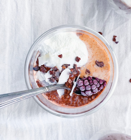 easy vegan chia pudding decorated with berry 