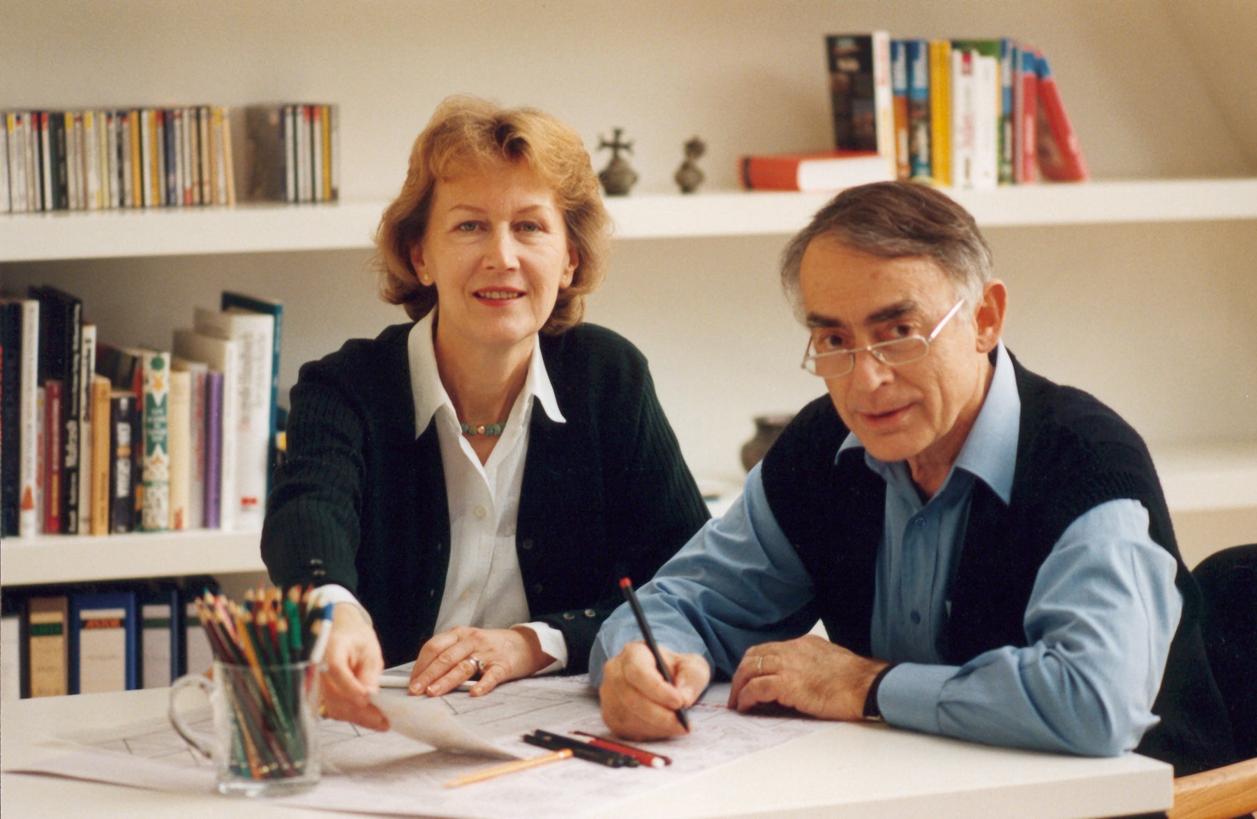 Tulga Tollu (rechts) mit Ehefrau Feodora beim Entwerfen in ihrem Atelier in Istanbul