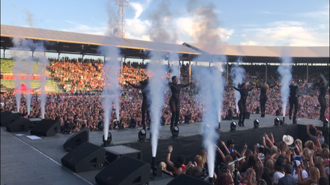 Pitbull Entertains Fans with CO2 Cryo Jet Fog Machines and Confetti