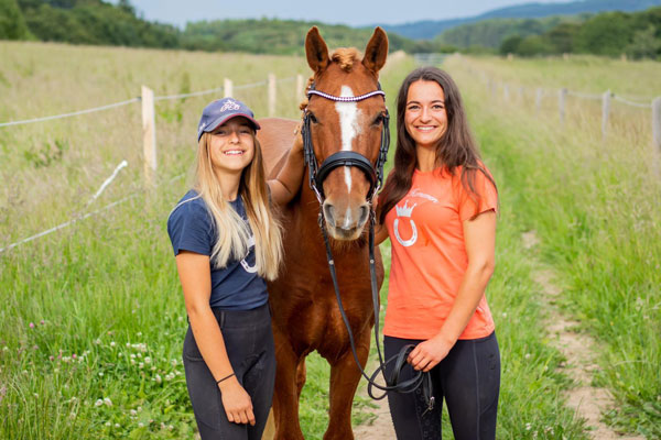 Marina und Julia mit ihrem Mustang Little Wildfire