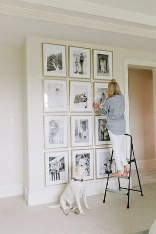 Art it up. Decorate boring walls with a grid of your favourite pictures to recreate a feeling of a gallery. The bigger white space inside the frame, the bigger the illusion of space, making it a less-cluttered display.