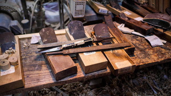 「新留木刀製作所」で今も使用されている伝統的工具