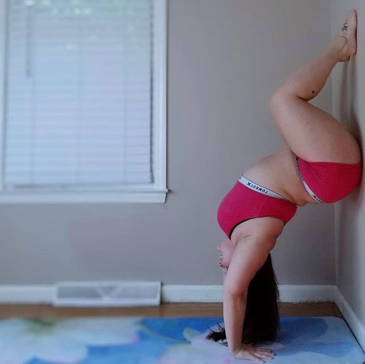 Brittany Danielle @crazycurvy_yoga