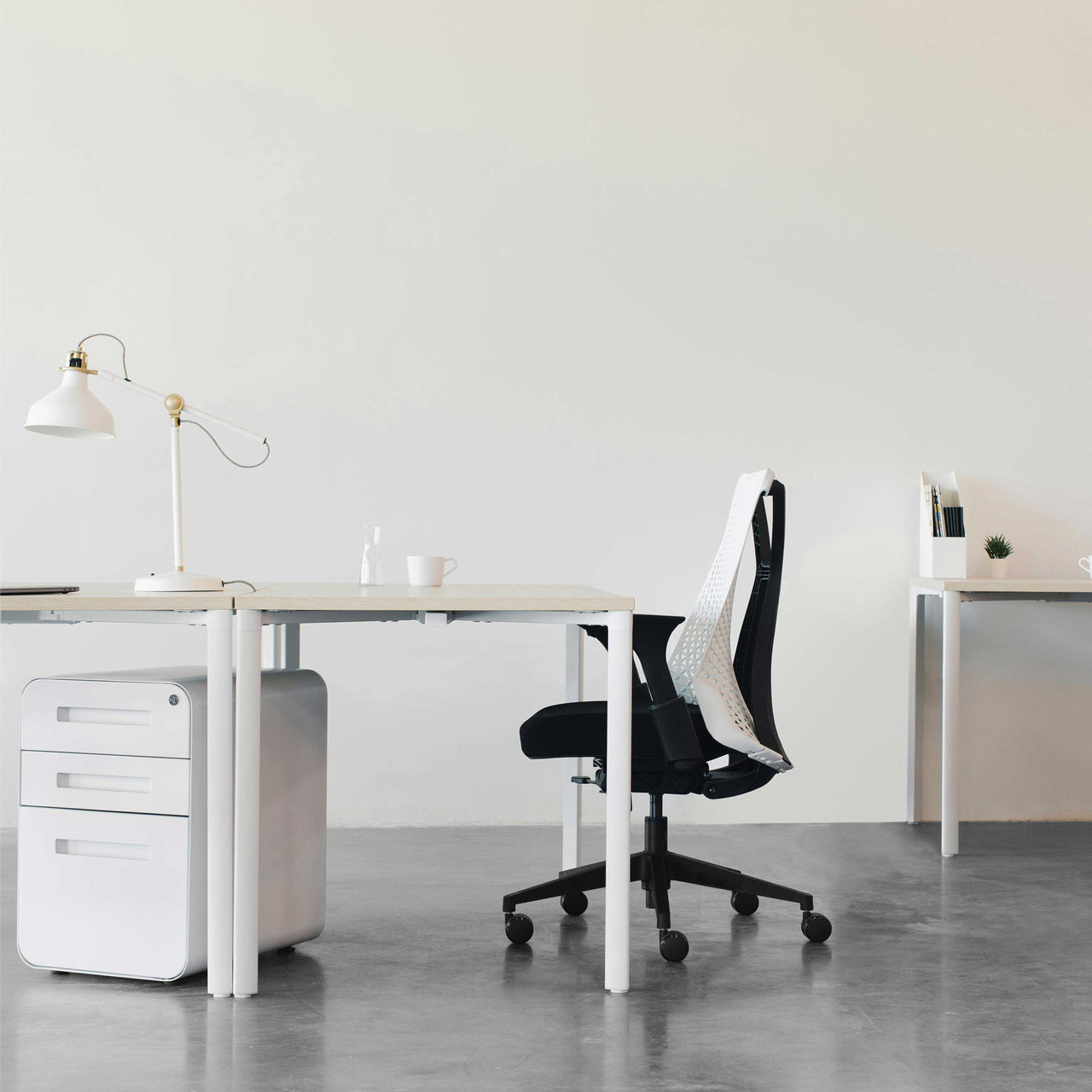 Bowery Management Chair (White/Black)