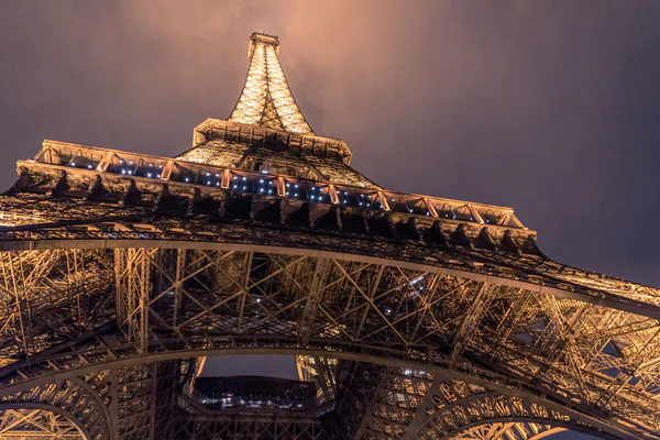 the Eiffel tower light up at night  